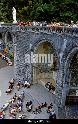 Les gens qui assistent à la messe à l'extérieur dans le Rosaire Square, près de la basilique du Rosaire, Lourdes, France. Banque D'Images