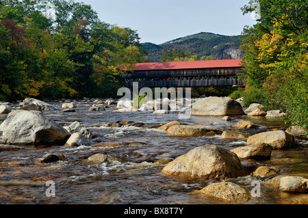 Pont couvert d'Albany sur la Swift River dans la région de Carroll County, New Hampshire Banque D'Images