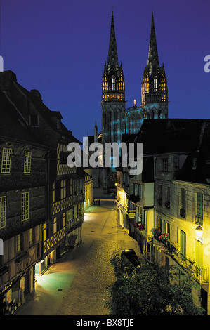 France, Bretagne, Finistère, Quimper, rue Kereon et cathédrale St Corentin Banque D'Images