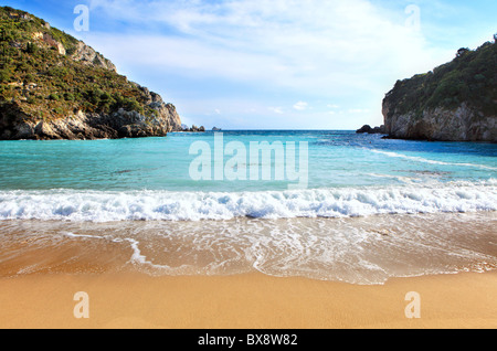Une vue de la plage de Paleokastritsa sur Corfou, Grèce, l'un des plus populaires de l'île de villégiature. Banque D'Images