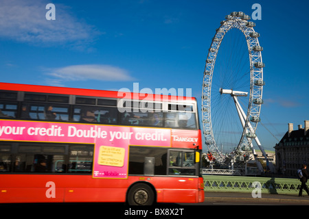 Motion blurred red double-decker bus sur le pont de Westminster, London Eye volant Banque D'Images