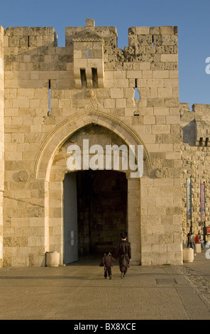 Les Juifs ultra-orthodoxes traversent la porte de Jaffa ou Bab al-Khalil une des huit portes des murs ottomans de la vieille ville construite au XVIe siècle par le sultan turc Suleiman le magnifique, Jérusalem Israël Banque D'Images