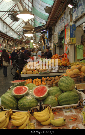 Étals de légumes dans le marché de Mahane ou de Machane Yehuda souvent appelés "le Shuk", un marché en plein air à Jérusalem-Ouest, Israël Banque D'Images