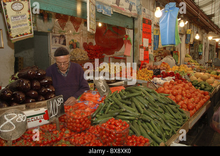 Étals de légumes dans le marché de Mahane ou de Machane Yehuda souvent appelés "le Shuk", un marché en plein air à Jérusalem-Ouest, Israël Banque D'Images