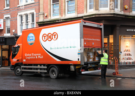 Un véhicule électrique zéro émission TNT sur une rue au Royaume-Uni. Banque D'Images