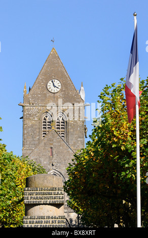 Clocher de Sainte-Mère-Eglise, célèbre monument de D-Day le 6 juin 1944, Sainte-Mère-Eglise, Manche, France Banque D'Images