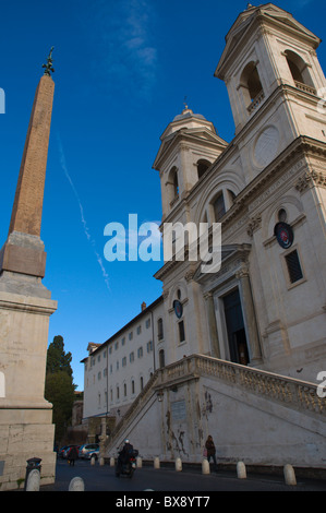 Église de Santa Trinita dei Monti et obélisque Rome Italie Europe Banque D'Images