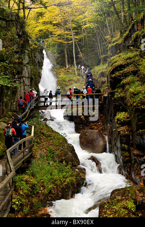 Les touristes en se promenant dans la gorge Flume dans Franconia Notch State Park dans le comté de Grafton, New Hampshire Banque D'Images