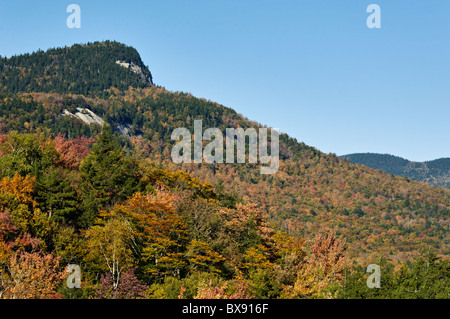 Green's Cliff et la couleur en automne sur la route panoramique Kancamagus dans la forêt nationale des Montagnes Blanches du New Hampshire Banque D'Images