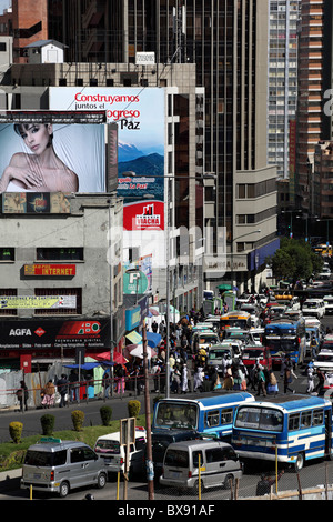 Embouteillages / embouteillages sur la rue principale Avenida Mariscal Santa Cruz à travers le centre de la ville de la Paz, Bolivie Banque D'Images