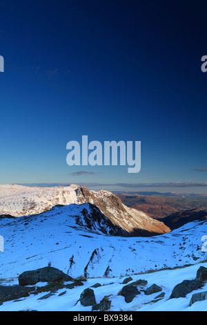 Hiverne sur Rosset PIke au Langdale Pikes, sous un ciel bleu. Banque D'Images