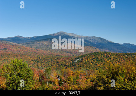 Vue du mont Washington et d'autres montagnes dans la forêt nationale des Montagnes Blanches du New Hampshire Banque D'Images