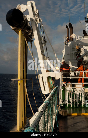 Porte sismique (paravan) été ramassé sur le navire sismique CGG Amadeus, côte du Brésil. Banque D'Images