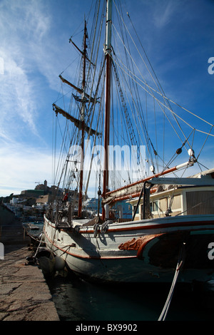 (Goélette) Grand voilier amarré dans le port d'Ibiza, Espagne Banque D'Images