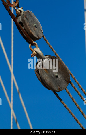 Vue détaillée de l'exécution et gréement dormant sur une goélette (Tall Ship) Banque D'Images