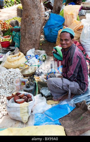 Musulman la vente des produits à un marché de l'Inde, l'Andhra Pradesh. L'Inde Banque D'Images