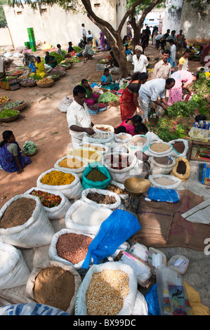 Décrochage du marché indien avec des sacs d'épices indiennes et séchés Banque D'Images