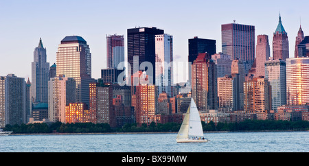 Le centre-ville de Manhattan avec un yacht dans l'avant-plan Banque D'Images