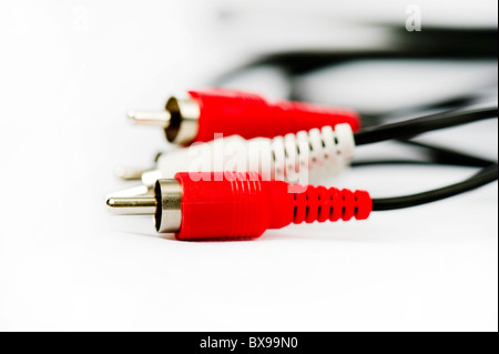 Les fils de l'ordinateur sur un fond blanc Banque D'Images