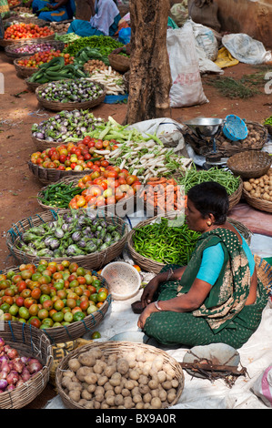 Indian street market vente de fruits, légumes. L'Andhra Pradesh, Inde Banque D'Images
