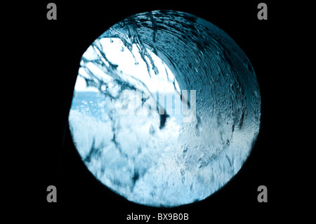 L'eau de mer sur un navire hatch Banque D'Images