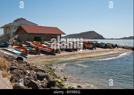 Bateaux de pêche à Friendship Bay, Bequia, St. Vincent et les Grenadines. Banque D'Images