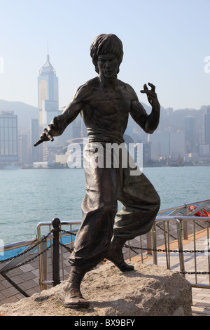 Statue du célèbre acteur Bruce Lee à l'Avenue des Stars à Hong Kong Banque D'Images