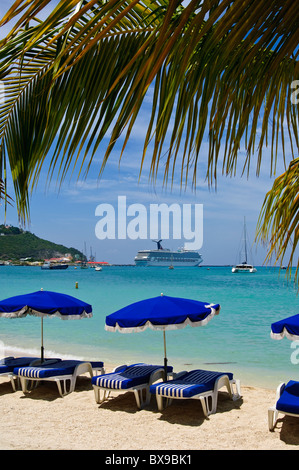 Bateau de croisière et des parasols sur Grand Bay Beach Philisburg St Martin St Maarten Banque D'Images