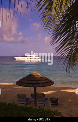 Yacht de luxe au large Baie Longue Long Bay Beach St Maarten, St Martin Caraïbes Banque D'Images