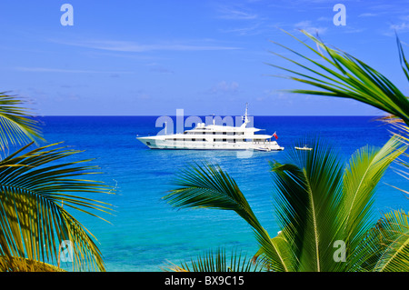 Yacht de luxe au large Baie Longue Long Bay Beach St Maarten, St Martin Caraïbes Banque D'Images