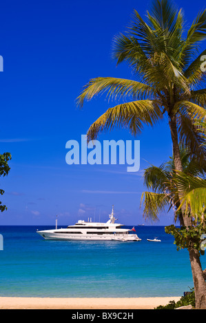 Yacht de luxe au large Baie Longue Long Bay Beach St Maarten, St Martin Caraïbes Banque D'Images