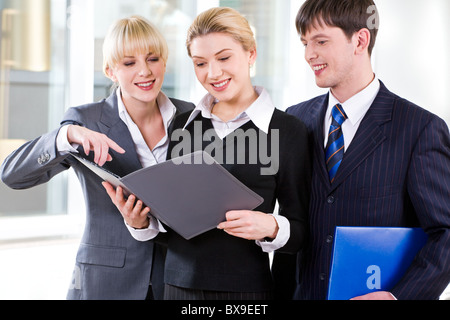 Portrait de personnes de confiance d'examiner le plan à une réunion d'affaires Banque D'Images