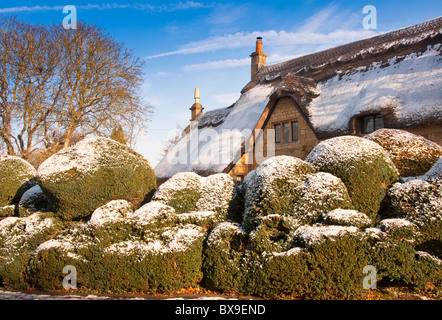 Une chaumière recouverte de neige sur le bord de la Cotswold village de Chipping Campden. L'Angleterre Banque D'Images