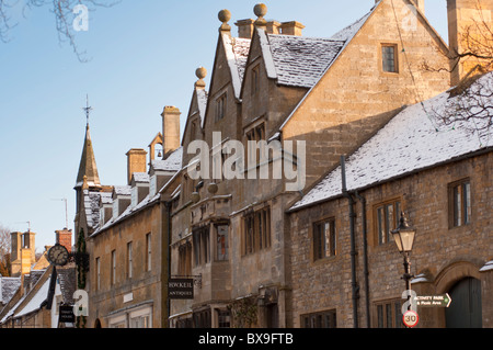 L'ancienne et de fine art galleries au Cotswolds village de Broadway en neige de l'hiver. L'Angleterre. Banque D'Images