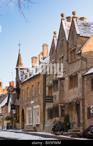 L'ancienne et de fine art galleries au Cotswolds village de Broadway en neige de l'hiver. L'Angleterre. Banque D'Images