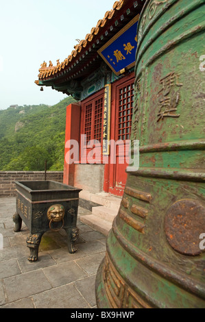 Grand cloche de bronze à l'extérieur d'un pavillon sur la Grande Muraille, Juyongguan Gate près de Badaling, la Chine. Banque D'Images