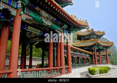 Colonnes décoratives et pavillons sur la Grande Muraille de Chine, Juyongguan Gate près de Badaling, Chine Banque D'Images