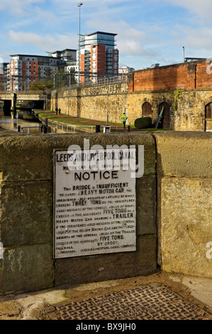 Office Lock Bridge sur le canal Leeds Liverpool près de Granary Wharf Leeds West Yorkshire Angleterre Royaume-Uni GB Grande-Bretagne Banque D'Images