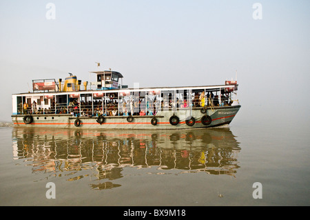 Un bac rempli de passagers dans le golfe du Bengale. Banque D'Images