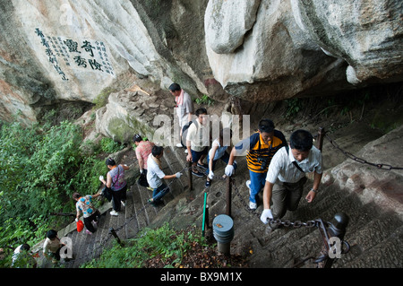 Les touristes l'escalade du Mont Hua, une des cinq montagnes sacrées taoïstes, dans le Shaanxi, Chine. Banque D'Images