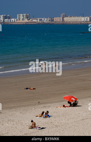 Andalousie, Cadix, sur la plage Playa de La Victoria Banque D'Images