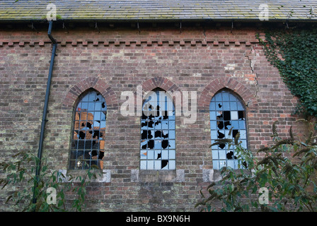 Bâtiment de l'église en mauvais état avec mur de subsidence fissures près de wisbech Cambridgeshire UK Banque D'Images