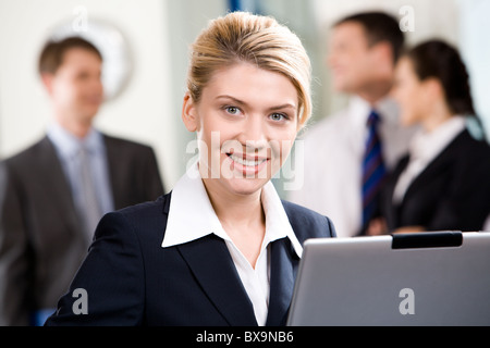 Portrait de spécialiste avec succès merveilleux sourire dans un environnement de bureau Banque D'Images