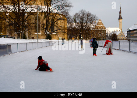 Patin à glace dans la vieille ville de Tallin. Noël à Tallin Estonie Banque D'Images