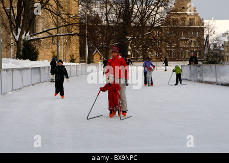 Patin à glace dans la vieille ville de Tallin. Noël à Tallin Estonie Banque D'Images