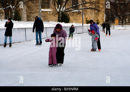 Patin à glace dans la vieille ville de Tallin. Noël à Tallin Estonie Banque D'Images