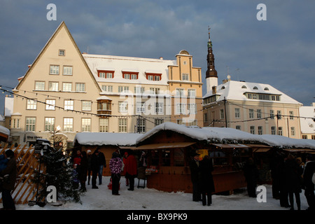 Marché aux puces à Raekoja plats(carré) dans la vieille ville. Noël à Tallin Estonie Banque D'Images