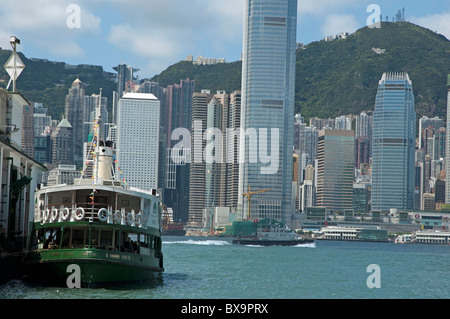 Traversier pour passagers amarré dans le port de Victoria, avec l'île de Hong Kong et l'International Finance Center building, Kowloon, Chine. Banque D'Images