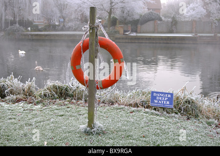 Bouée de danger et de profondeur de l'eau signe par Avon en hiver, Warwick, Royaume-Uni Banque D'Images