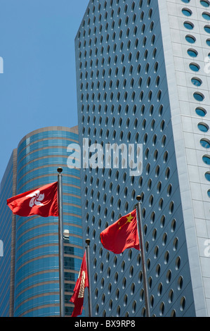 Quartier chinois de Hong Kong et de drapeaux qui flottent devant les gratte-ciel modernes, Hong Kong, Chine. Banque D'Images